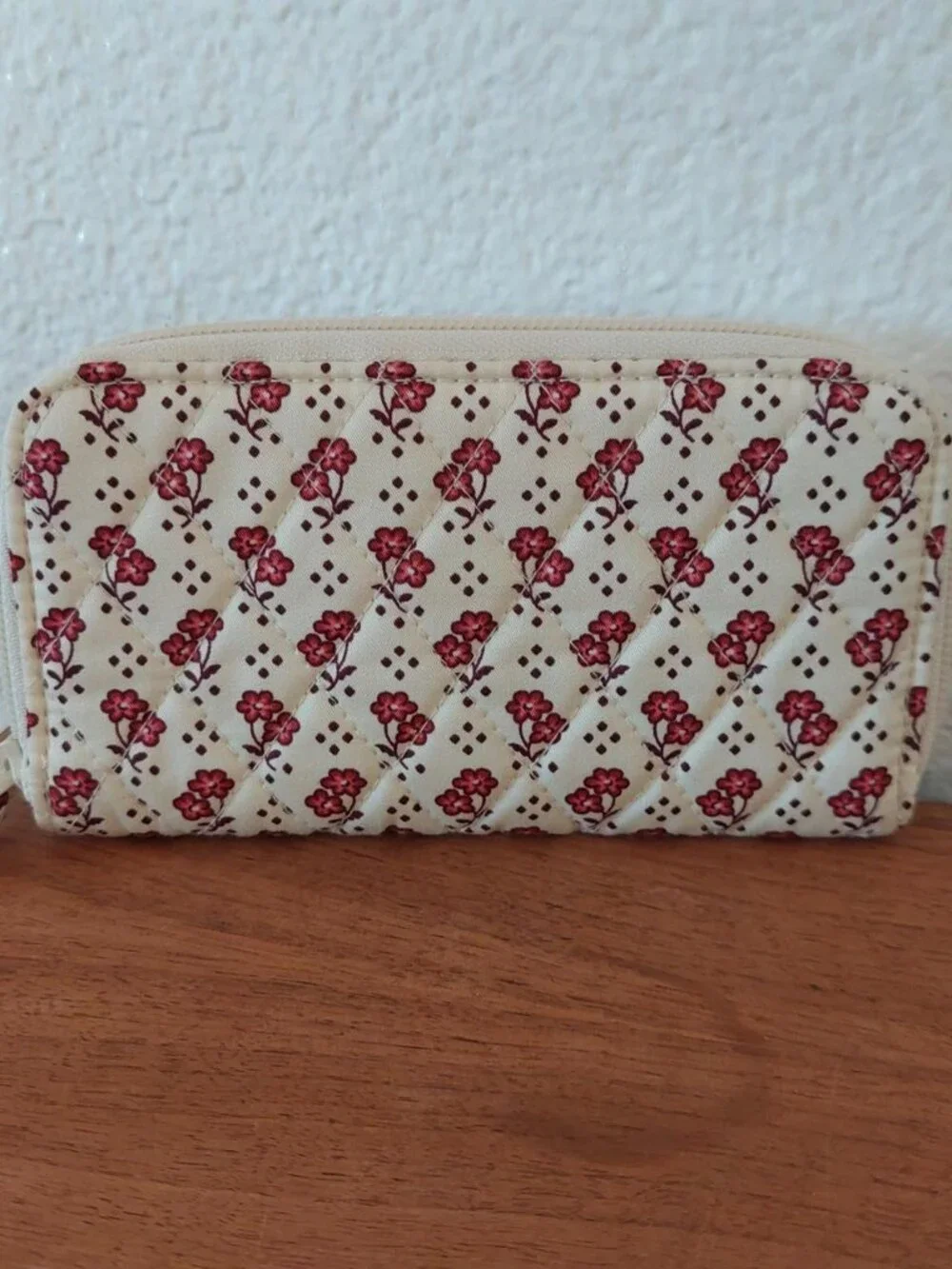 SOLD Vera Bradley rachel ditzy white & red floral print quilted wallet - Picture 2 of 7